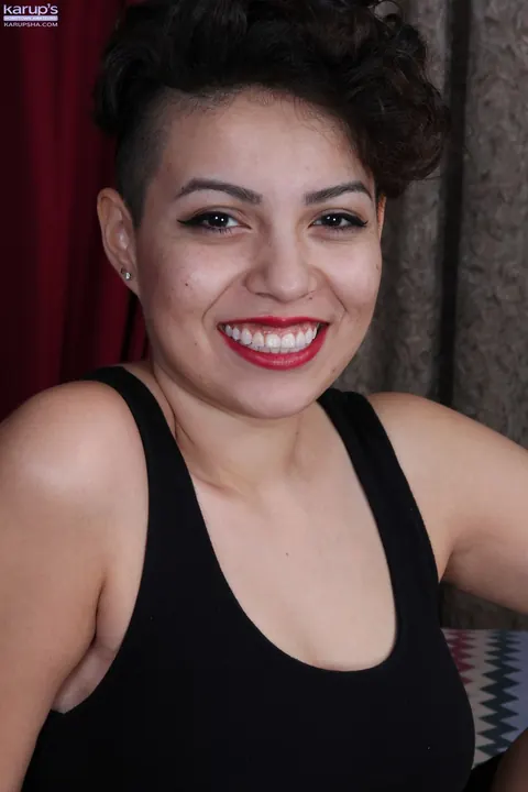 Natalie Odom: Hairy Short-Haired Brunette Spreads Her Pussy Wide – photo 5 of 21