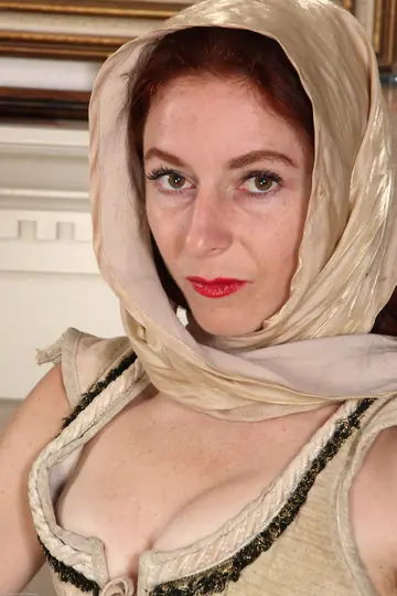Evane Nordstern – Petite Redhead MILF Spreads Her Hairy Pussy Wide