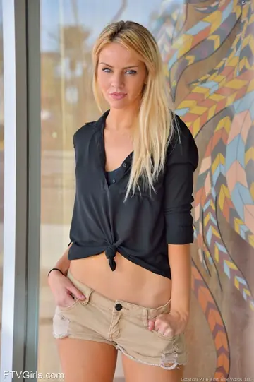 Katie Lynn – Blonde in Shorts Strips and Fingers Her Shaved Pussy Outdoors