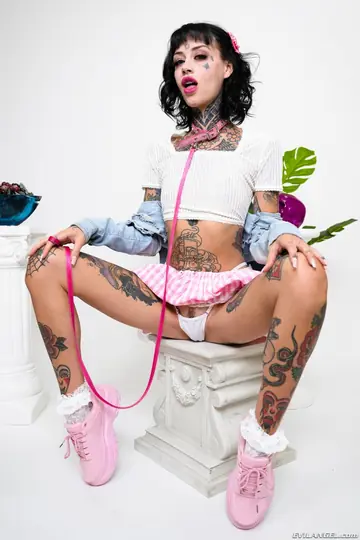 Tattooed Woman Deepthroats and Takes Anal Outdoors for a Cumshot