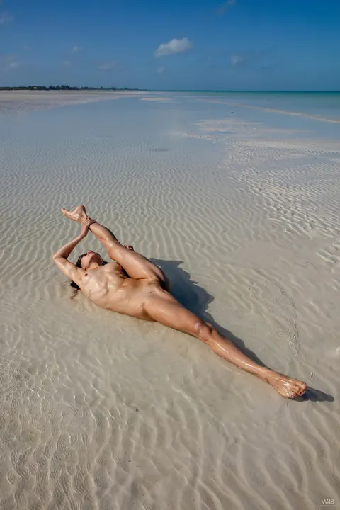 Irene Rouse: Flexible Colombian Latina Strips Out of Her Bikini and Spreads Outdoors – photo 15 of 20