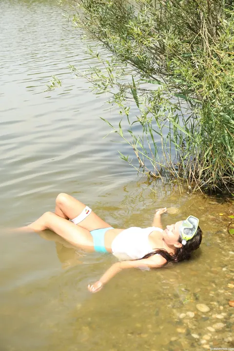 Cindy Loarn: Brunette Strips Off Her Panties and Fingers Her Pussy on the Beach – photo 4 of 21
