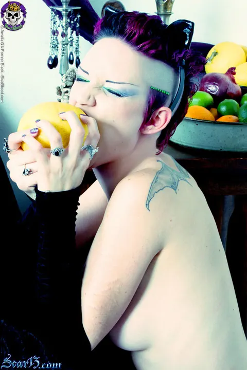 Scar 13: Tattooed Short-Haired Brunette Bites Citrus Fruit Nude – photo 15 of 15