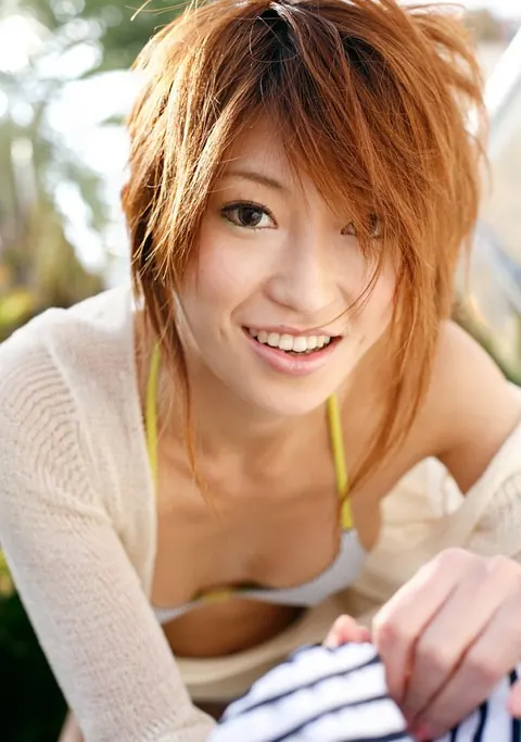 Yu Satome: Slim Japanese Redhead Wanders Outdoors in a Bikini and Skirt – photo 12 of 16