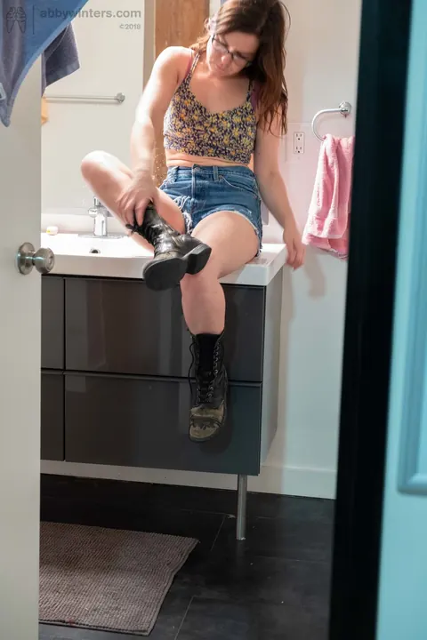 Australian Woman in Glasses Puts on Shorts in the Bathroom – photo 17 of 17