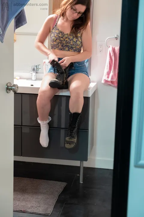 Australian Woman in Glasses Puts on Shorts in the Bathroom – photo 15 of 17