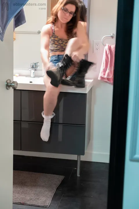 Australian Woman in Glasses Puts on Shorts in the Bathroom – photo 14 of 17
