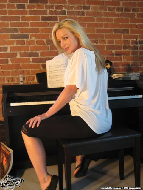 Kayden Kross: Blonde MILF Strips Naked at the Piano and Spreads Her Pussy – photo 1 of 21