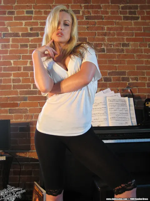 Kayden Kross: Blonde MILF Strips Naked at the Piano and Spreads Her Pussy – photo 5 of 21