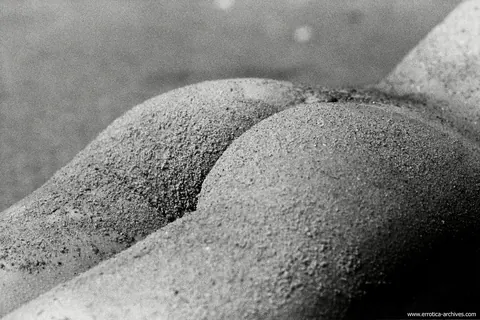 Thick Short-Haired Brunette Spreads Her Hairy Pussy on the Beach – photo 20 of 21