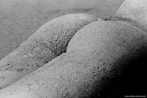 Thick Short-Haired Brunette Spreads Her Hairy Pussy on the Beach – photo 19 of 21