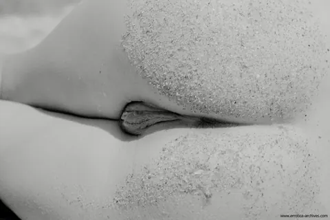 Thick Short-Haired Brunette Spreads Her Hairy Pussy on the Beach – photo 7 of 21