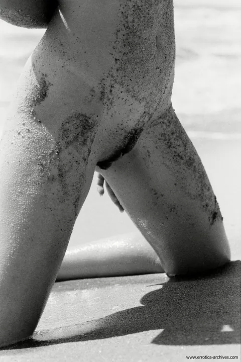 Thick Short-Haired Brunette Spreads Her Hairy Pussy on the Beach – photo 18 of 21