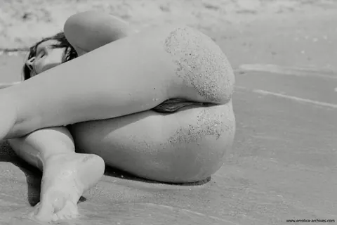 Thick Short-Haired Brunette Spreads Her Hairy Pussy on the Beach – photo 5 of 21