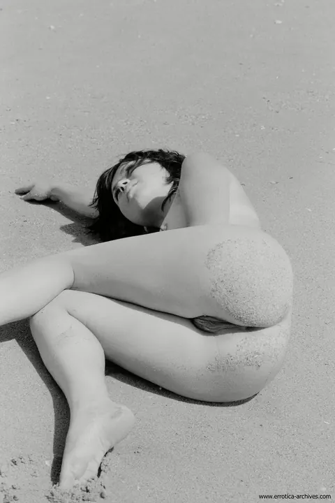 Thick Short-Haired Brunette Spreads Her Hairy Pussy on the Beach – photo 6 of 21