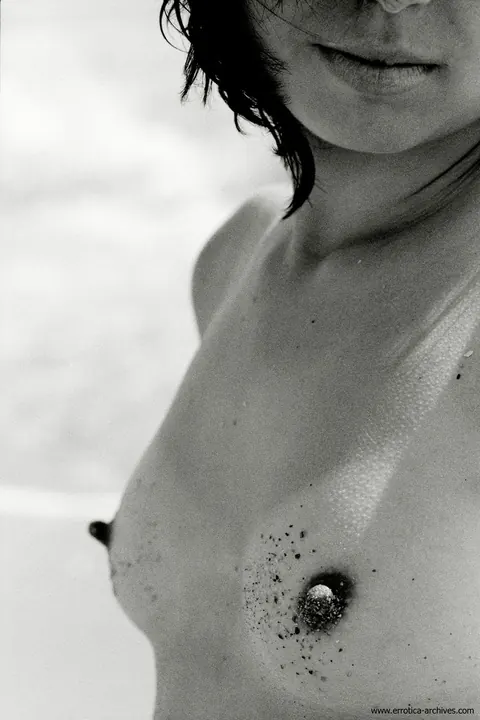 Thick Short-Haired Brunette Spreads Her Hairy Pussy on the Beach – photo 16 of 21