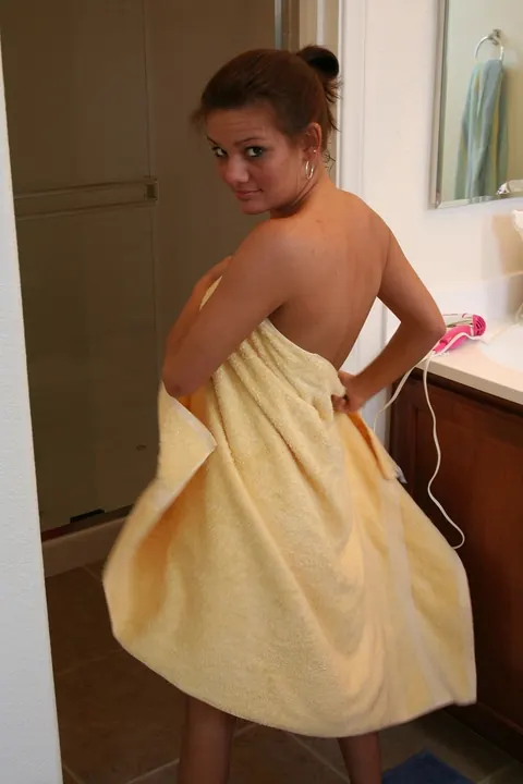 Kate Crush: Thick Brunette Flaunts Her Big Tits and Ass in the Bathroom – photo 7 of 21