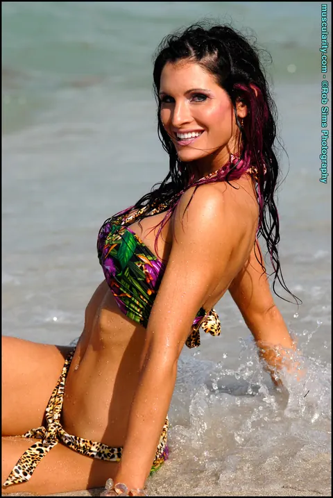 PAWG Flaunts Her Bikini Body at the Beach – photo 14 of 15