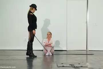 Dee Williams – Curvy MILFs in Pantyhose Play Bondage and Lick Pussy
