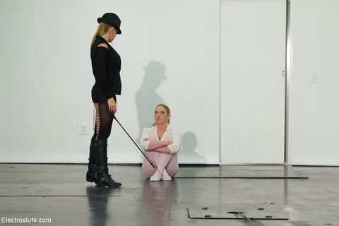 Dee Williams: Curvy MILFs in Pantyhose Play Bondage and Lick Pussy – photo 1 of 20