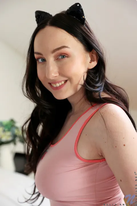 Bella Angel: Thick Czech Brunette with Big Tits Spreads Her Pussy – photo 3 of 20