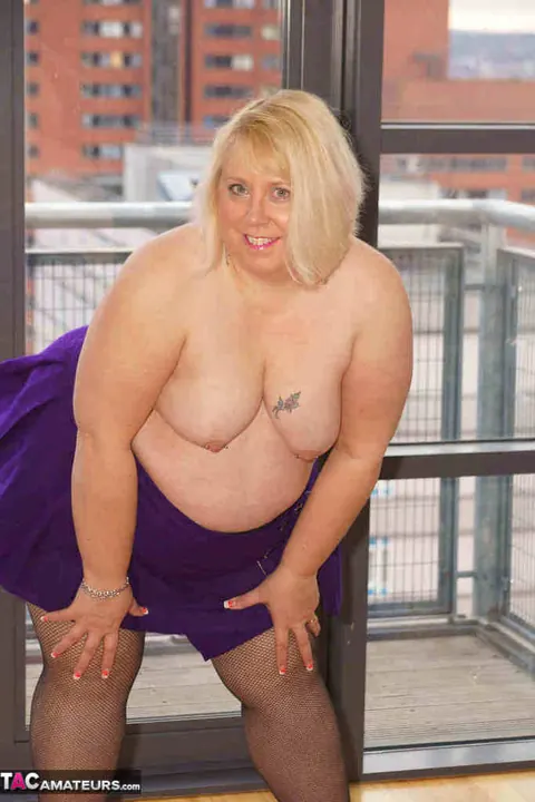Lexie Cummings: Thick British MILF Spreads Her Ass on the Balcony – photo 20 of 20