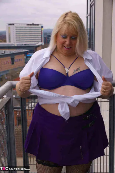 Lexie Cummings: Thick British MILF Spreads Her Ass on the Balcony – photo 7 of 20