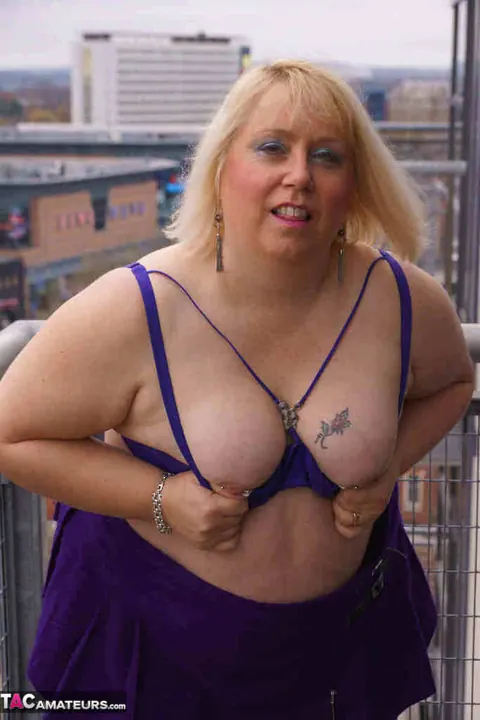 Lexie Cummings: Thick British MILF Spreads Her Ass on the Balcony – photo 10 of 20