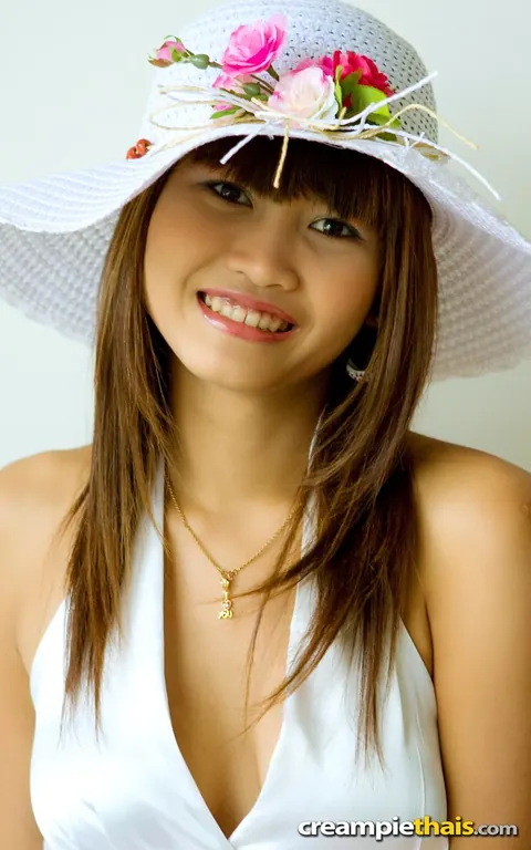 Skinny Thai Babe Spreads Her Shaved Pussy – photo 2 of 20