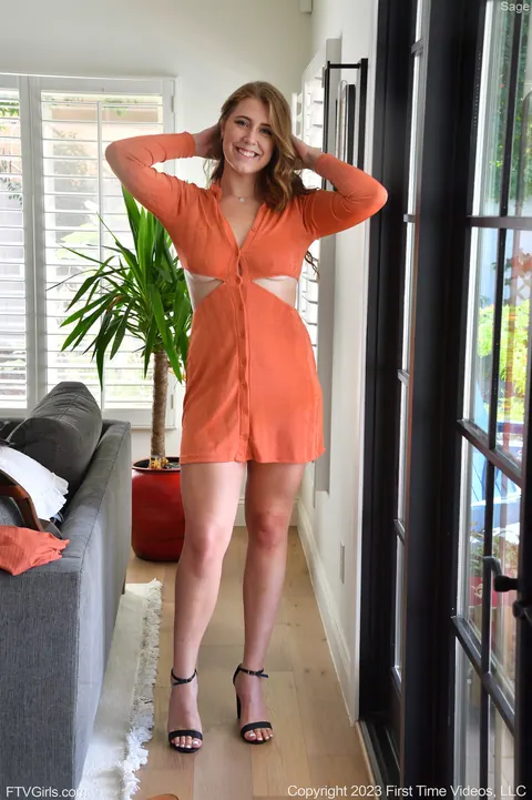 Tall Amateur Strips Out of Her Dress and Heels – photo 15 of 20