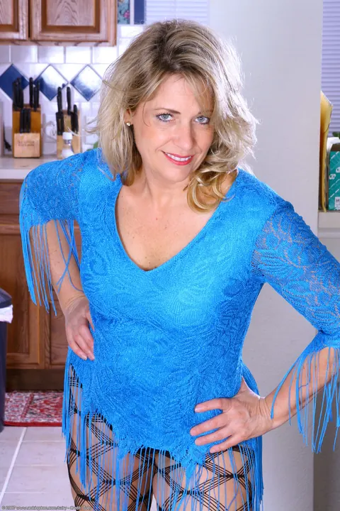 Mature Blonde Flaunts Her Hairy Pussy – photo 1 of 20