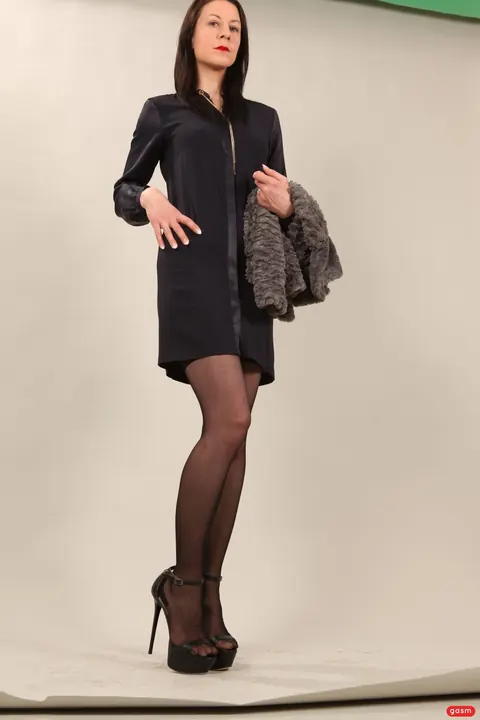 VALERIA JONES: Tall German MILF Poses in Lingerie and Heels Under Her Dress – photo 5 of 15