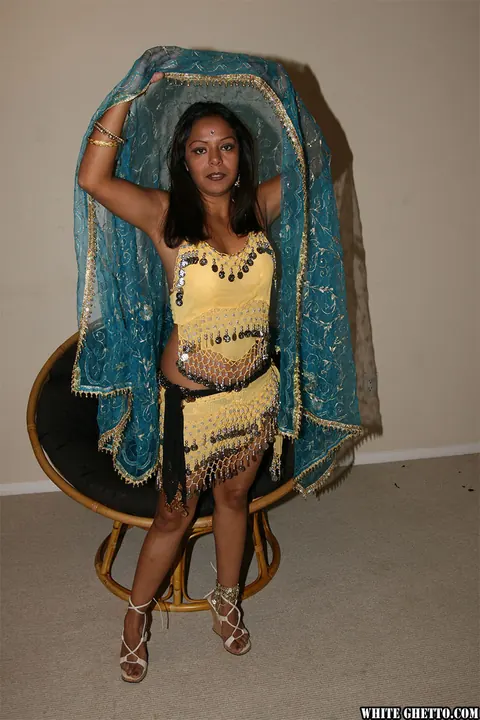 Indian Woman with Natural Tits Fingers Her Pussy – photo 2 of 17