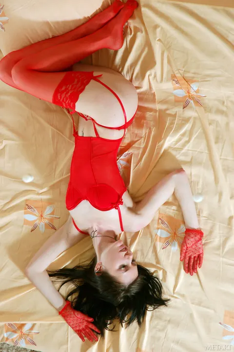 Alisa B: Brunette Spreads Her Pussy Wide While Posing Nude – photo 1 of 21
