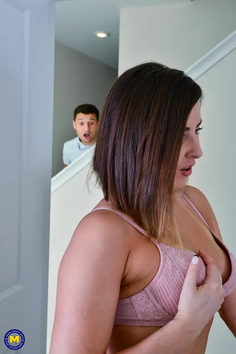 Helena Price: Thick MILF in Lingerie Flashes Her Big Ass – photo 6 of 20