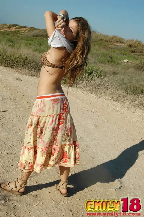 PAWG Spreads Her Pussy in a Skirt on the Beach – photo 5 of 15
