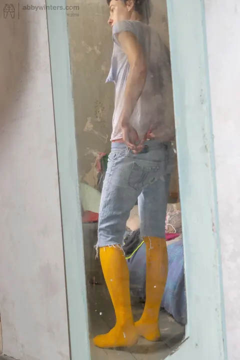 Australian Amateur Sheds Her Jeans and Boots for Nude Posing – photo 19 of 21