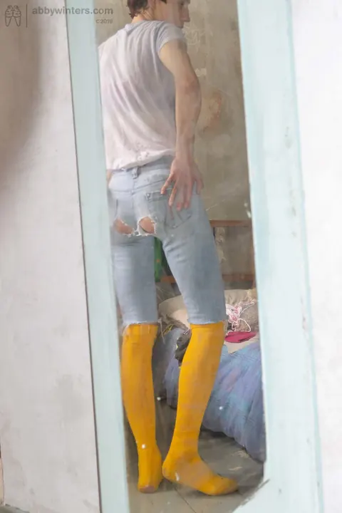 Australian Amateur Sheds Her Jeans and Boots for Nude Posing – photo 21 of 21