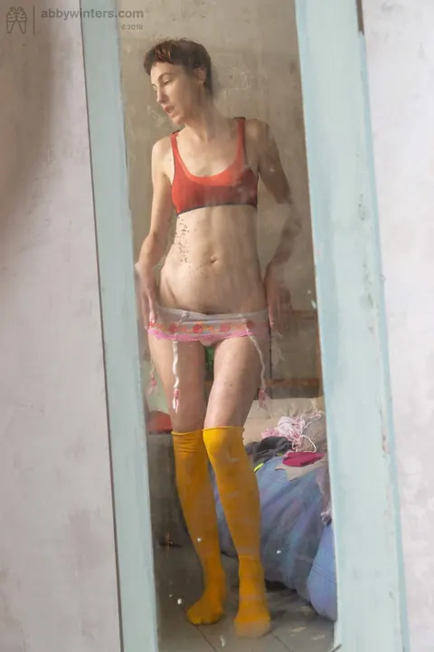 Australian Amateur Sheds Her Jeans and Boots for Nude Posing – photo 9 of 21