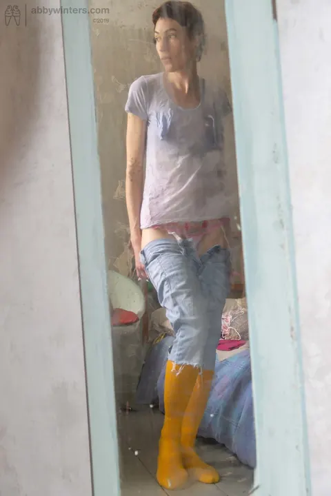 Australian Amateur Sheds Her Jeans and Boots for Nude Posing – photo 18 of 21
