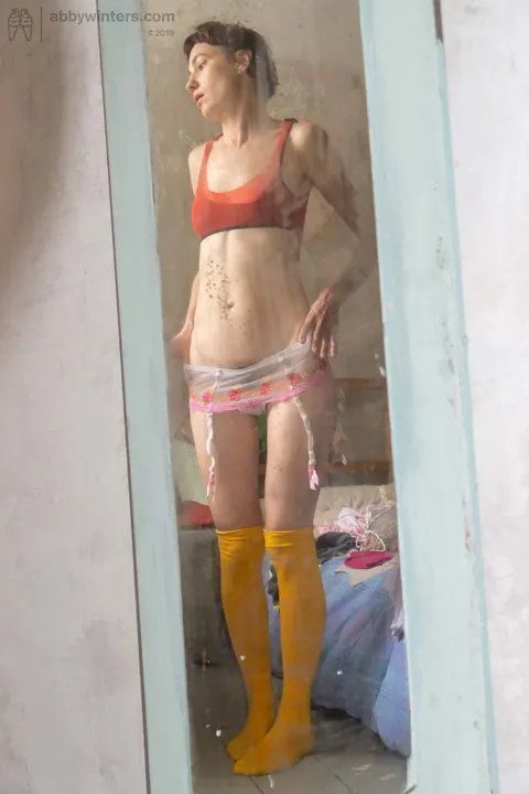 Australian Amateur Sheds Her Jeans and Boots for Nude Posing – photo 10 of 21