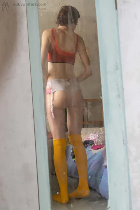 Australian Amateur Sheds Her Jeans and Boots for Nude Posing – photo 12 of 21