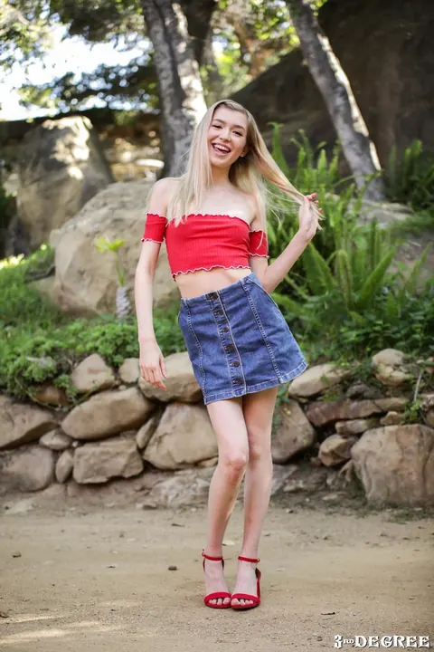 Mackenzie Moss: Blonde with Small Natural Tits Fucks and Kisses Her Partner – photo 3 of 21