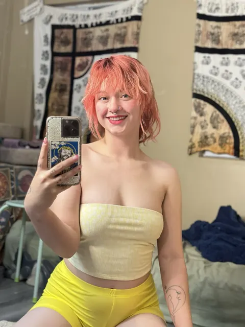 Redhead BBW Teases Her Curves in Shorts for a Selfie – photo 11 of 18