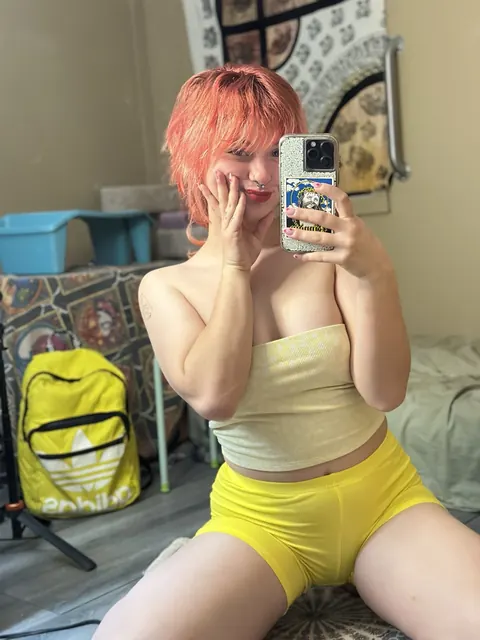 Redhead BBW Teases Her Curves in Shorts for a Selfie – photo 15 of 18
