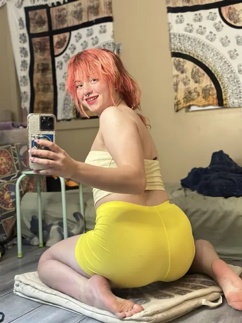 Redhead BBW Teases Her Curves in Shorts for a Selfie – photo 3 of 18