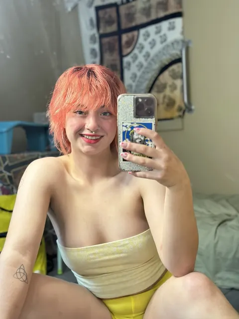 Redhead BBW Teases Her Curves in Shorts for a Selfie – photo 16 of 18