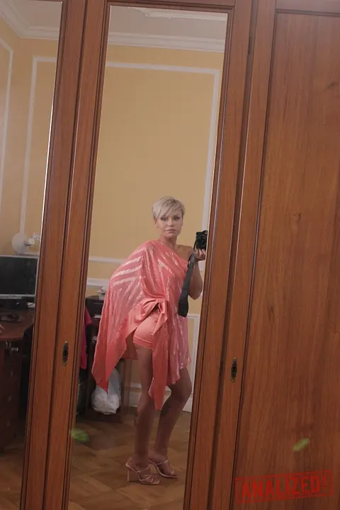 Oxy Summer: Tattooed Blonde MILF in a Dress and High Heels Poses for Selfies – photo 1 of 20