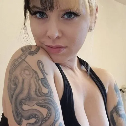 Woman Strips Nude While Drinking a Beer – photo 5 of 19