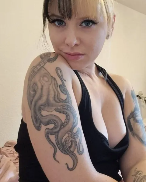 Woman Strips Nude While Drinking a Beer – photo 1 of 19